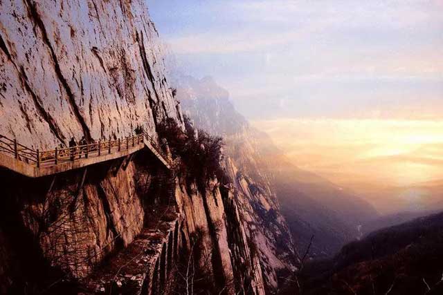 李白：谁的人生不是一边行路难，一边乘风破浪 